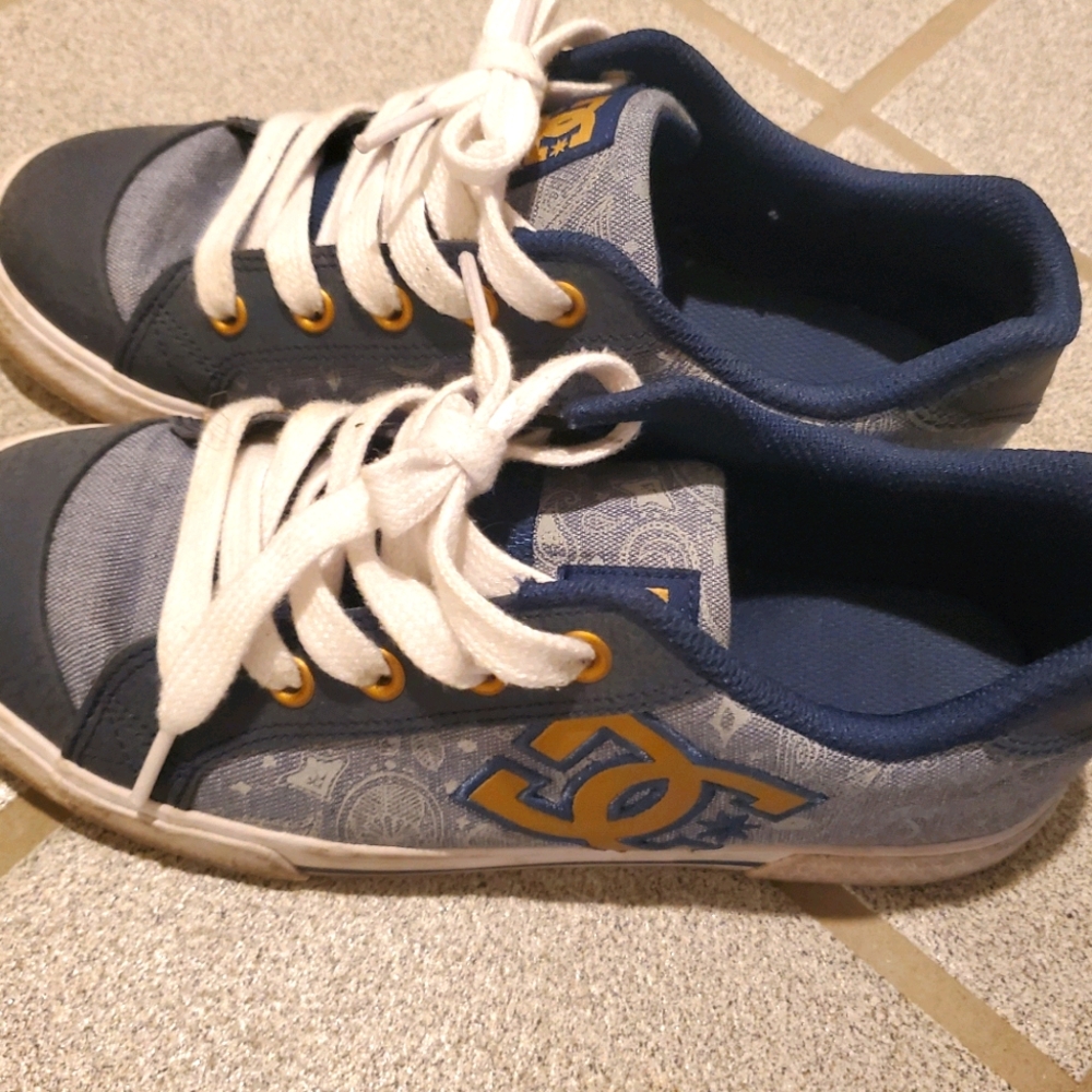 Womens DC sneaker size 8M